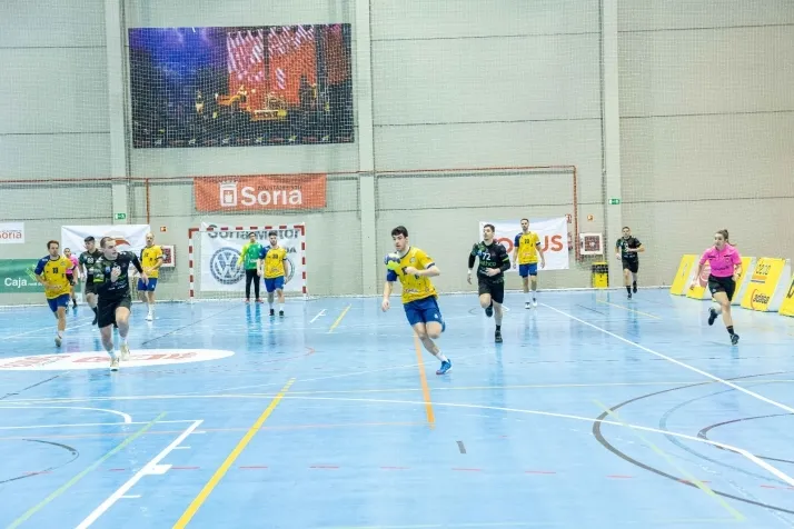Galer&iacute;a de im&aacute;genes: v&eacute;rtigo en el BM Soria-BM Torrelavega