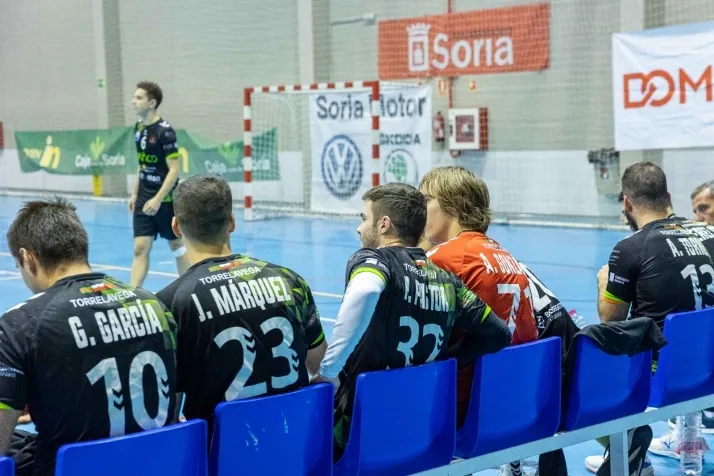 Galer&iacute;a de im&aacute;genes: v&eacute;rtigo en el BM Soria-BM Torrelavega