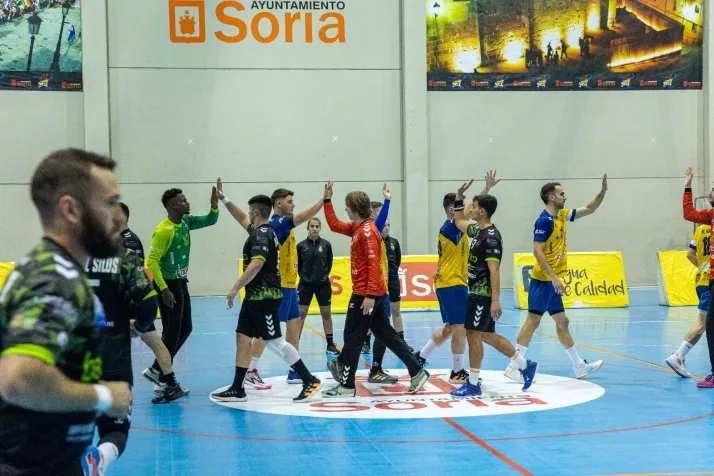 Galer&iacute;a de im&aacute;genes: v&eacute;rtigo en el BM Soria-BM Torrelavega