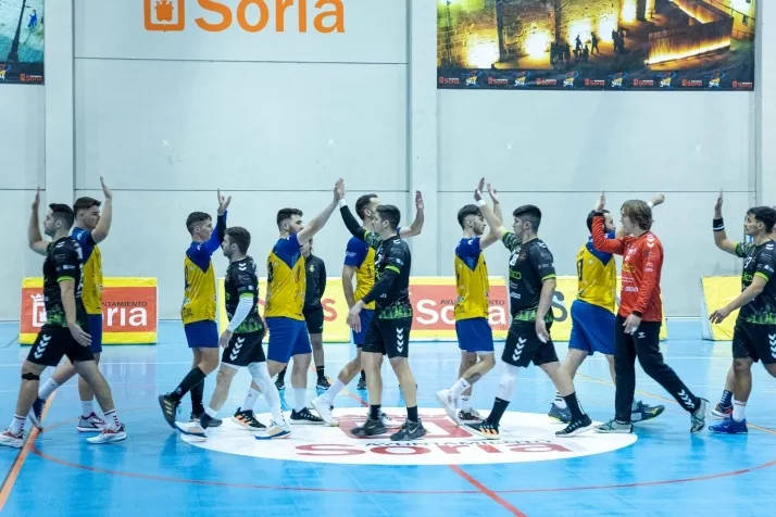 Galer&iacute;a de im&aacute;genes: v&eacute;rtigo en el BM Soria-BM Torrelavega