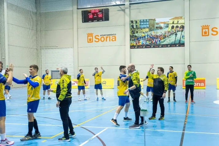 Galer&iacute;a de im&aacute;genes: v&eacute;rtigo en el BM Soria-BM Torrelavega