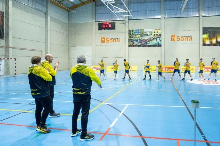 Galer&iacute;a de im&aacute;genes: v&eacute;rtigo en el BM Soria-BM Torrelavega