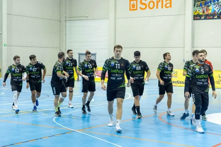 Galer&iacute;a de im&aacute;genes: v&eacute;rtigo en el BM Soria-BM Torrelavega