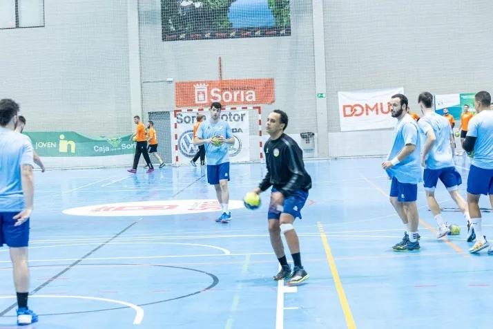 Galer&iacute;a de im&aacute;genes: v&eacute;rtigo en el BM Soria-BM Torrelavega