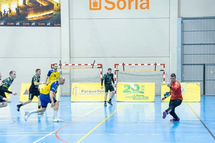 Galer&iacute;a de im&aacute;genes: v&eacute;rtigo en el BM Soria-BM Torrelavega
