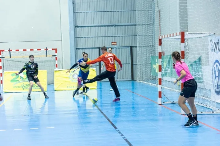 Galer&iacute;a de im&aacute;genes: v&eacute;rtigo en el BM Soria-BM Torrelavega