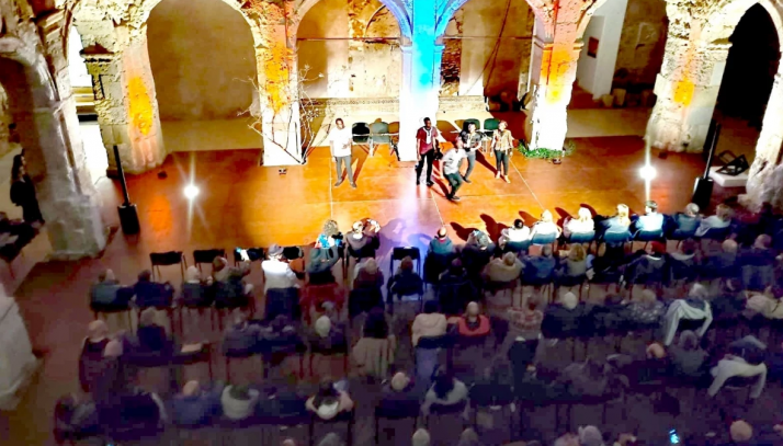 DEARTE cuelga el no hay billetes en el concierto de Góspel africano de Aba Taano