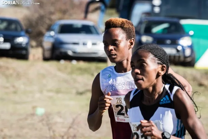 Fotos: Thierry Ndikumwenayo y Lucy Maiwa triunfan en el Cross de Soria