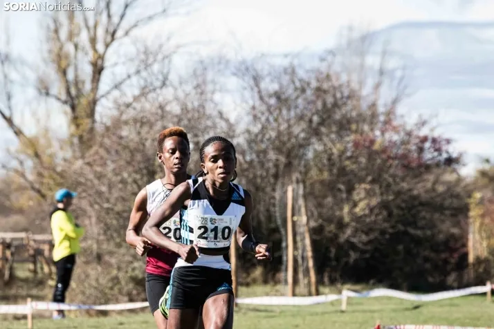 Fotos: Thierry Ndikumwenayo y Lucy Maiwa triunfan en el Cross de Soria