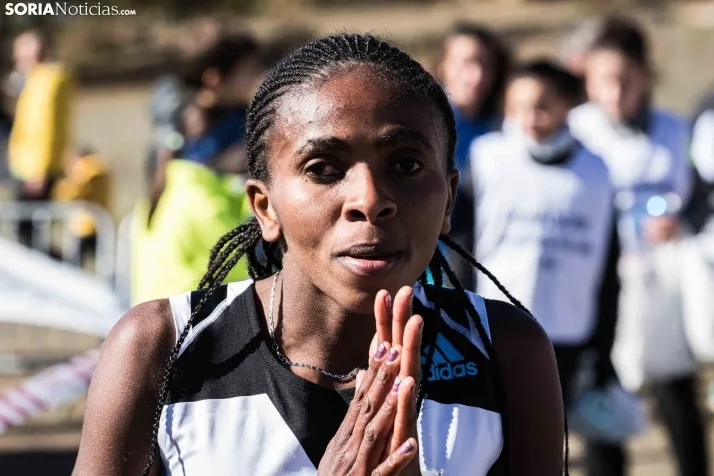 Fotos: Thierry Ndikumwenayo y Lucy Maiwa triunfan en el Cross de Soria