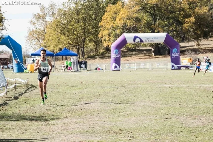 Fotos: Thierry Ndikumwenayo y Lucy Maiwa triunfan en el Cross de Soria
