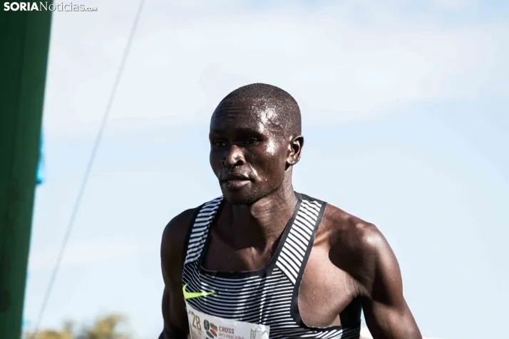 Fotos: Thierry Ndikumwenayo y Lucy Maiwa triunfan en el Cross de Soria