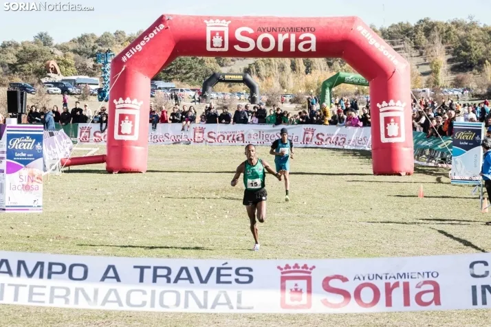 Fotos: Thierry Ndikumwenayo y Lucy Maiwa triunfan en el Cross de Soria