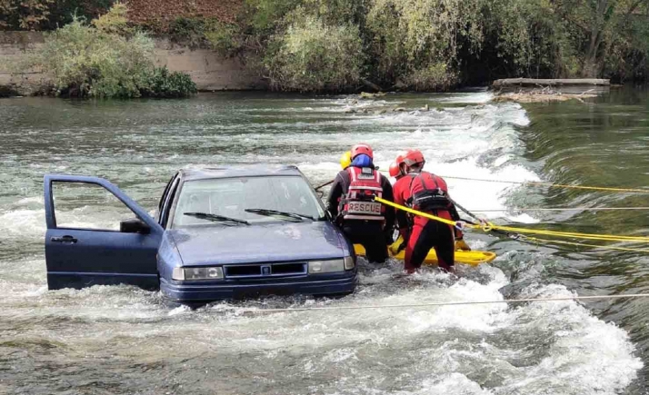 El curso de técnicas de rescate en ríos para bomberos de Castilla y León concluye con un simulacro en Miranda