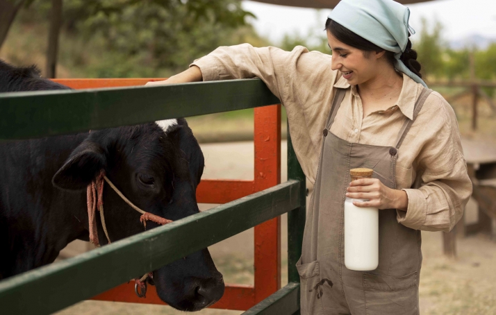 La Junta ampliará en 2023 a todas las provincias la formación de mujeres rurales en ganaderías lácteas para favorecer su empleabilidad