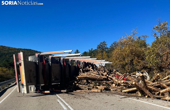 Actualización: Reanudado el tráfico cortado en Vinuesa por el vuelco de un camión