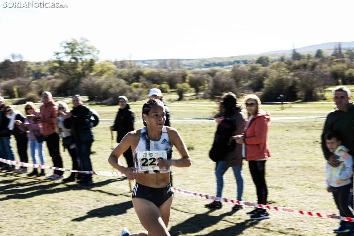 Fotos: Thierry Ndikumwenayo y Lucy Maiwa triunfan en el Cross de Soria