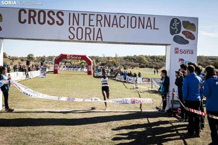 Fotos: Thierry Ndikumwenayo y Lucy Maiwa triunfan en el Cross de Soria