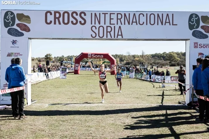 Fotos: Thierry Ndikumwenayo y Lucy Maiwa triunfan en el Cross de Soria