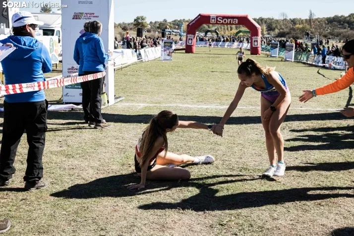 Fotos: Thierry Ndikumwenayo y Lucy Maiwa triunfan en el Cross de Soria