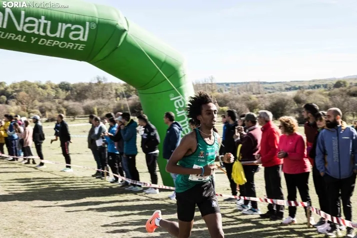 Fotos: Thierry Ndikumwenayo y Lucy Maiwa triunfan en el Cross de Soria