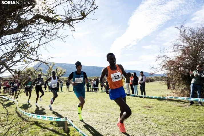 Fotos: Thierry Ndikumwenayo y Lucy Maiwa triunfan en el Cross de Soria
