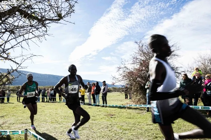 Fotos: Thierry Ndikumwenayo y Lucy Maiwa triunfan en el Cross de Soria