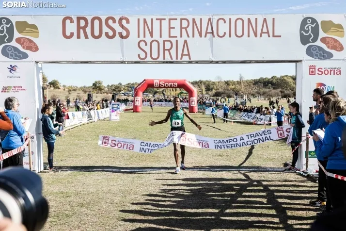 Fotos: Thierry Ndikumwenayo y Lucy Maiwa triunfan en el Cross de Soria
