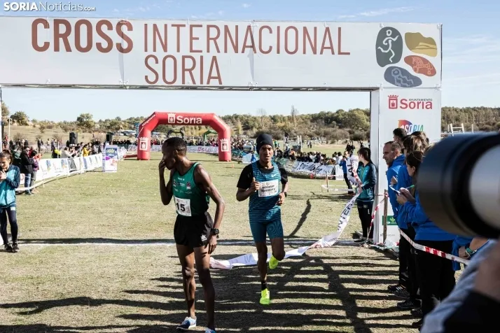 Fotos: Thierry Ndikumwenayo y Lucy Maiwa triunfan en el Cross de Soria