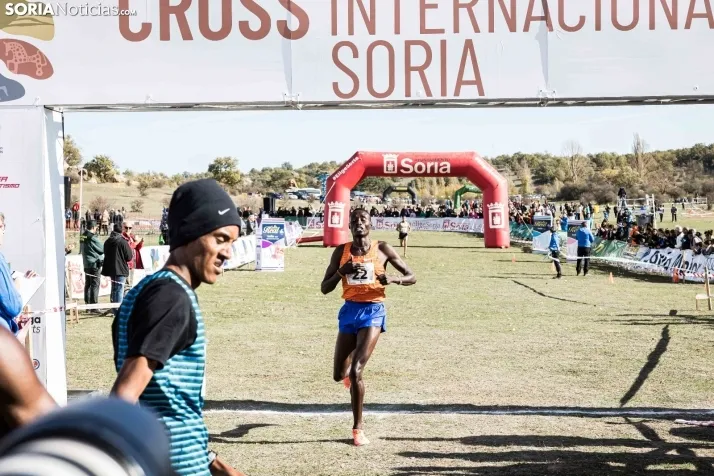 Fotos: Thierry Ndikumwenayo y Lucy Maiwa triunfan en el Cross de Soria