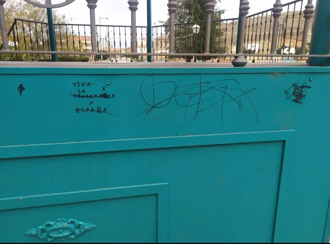 Foto 2 - Fotos: &Aacute;greda clama contra el vandalismo: lavabos reventados, cristales rotos o grafitis