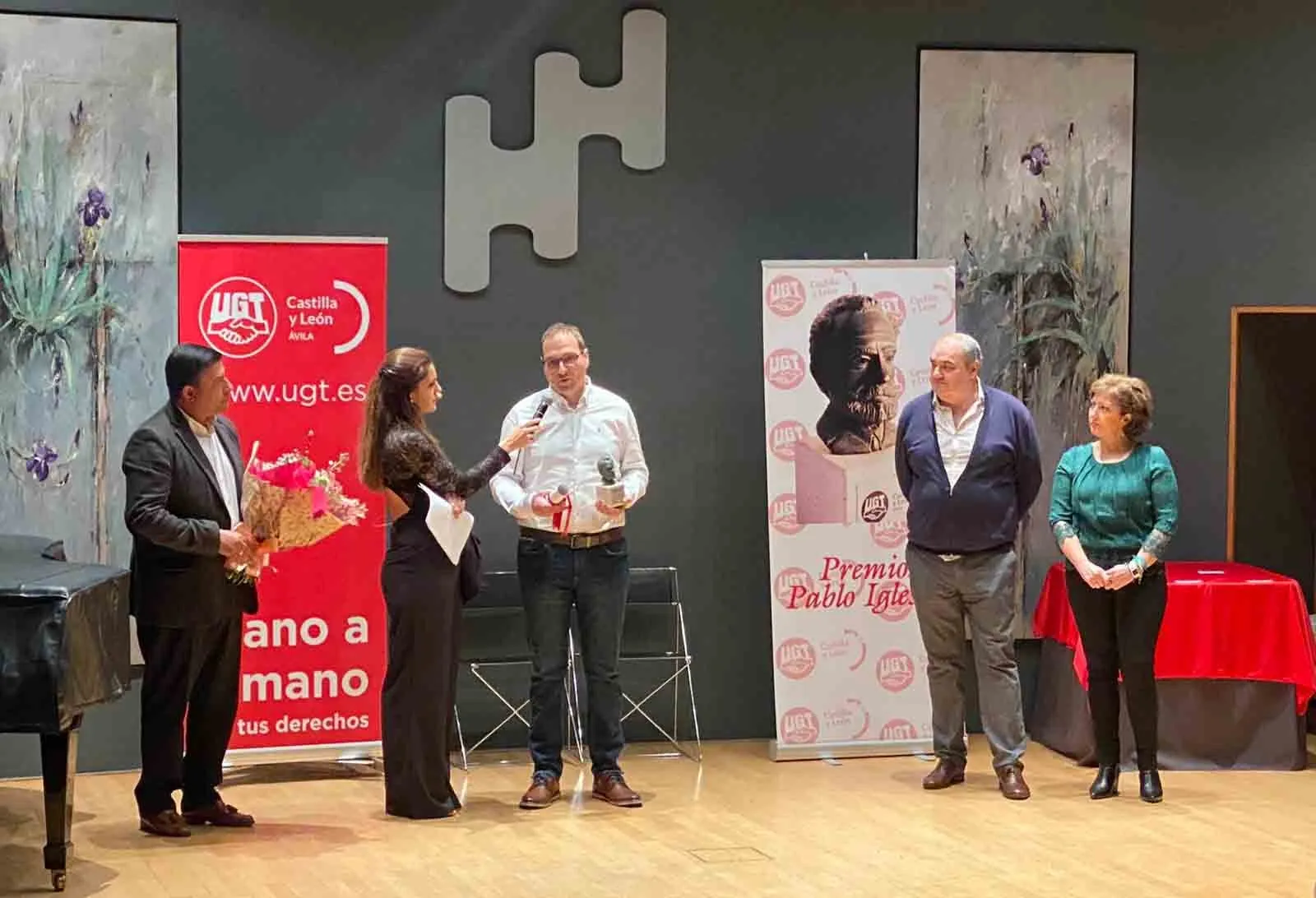 En la imagen, Ángel Sáinz (izda.), director Comercial de la Red y Miguel Ángel Lafuente, responsable de Explotación de Soria, a las puertas de la comunidad conectada. /Rebi