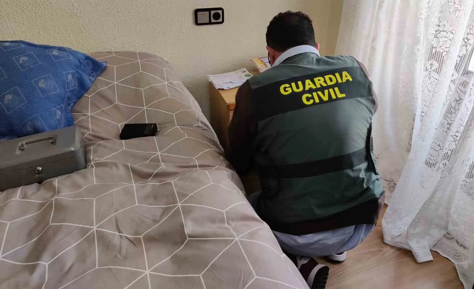 Un agente durante el registro del domicilio. /SdG