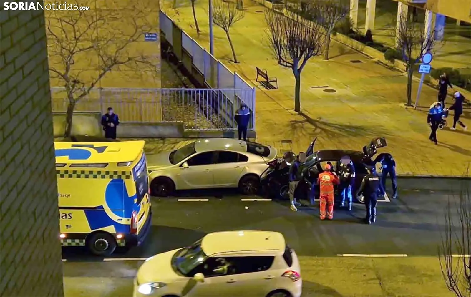 Foto 2 - Golpe con efecto domin&oacute; en la capital: Tres veh&iacute;culos y dos contenedores 