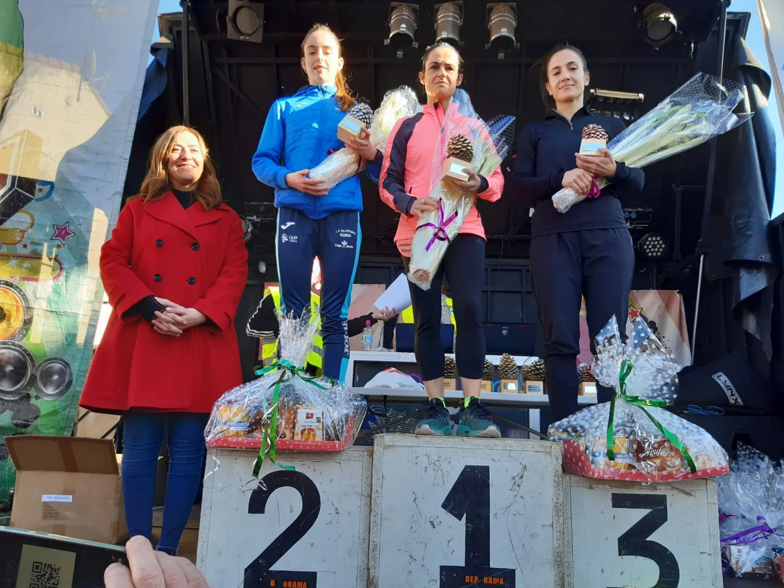 Podio de la categoría femenina, con la delegada a la izquierda. /SdG
