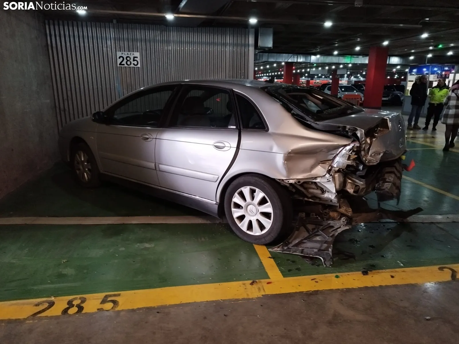 Foto 2 - Im&aacute;genes: aparatoso accidente en un c&eacute;ntrico parking de Soria