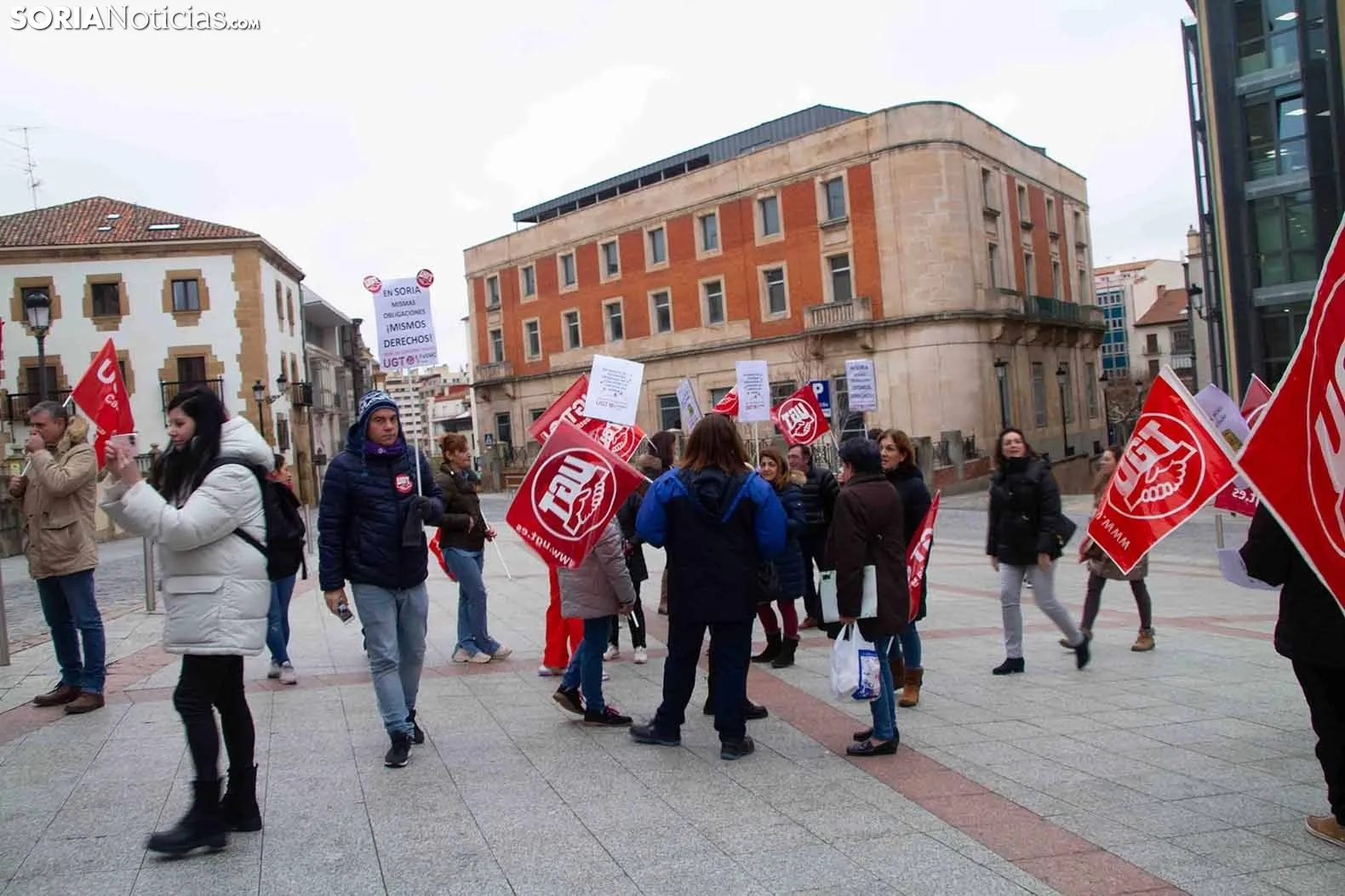 Concentración de UGT frente a la Diputación por el convenio de limpieza. /SN