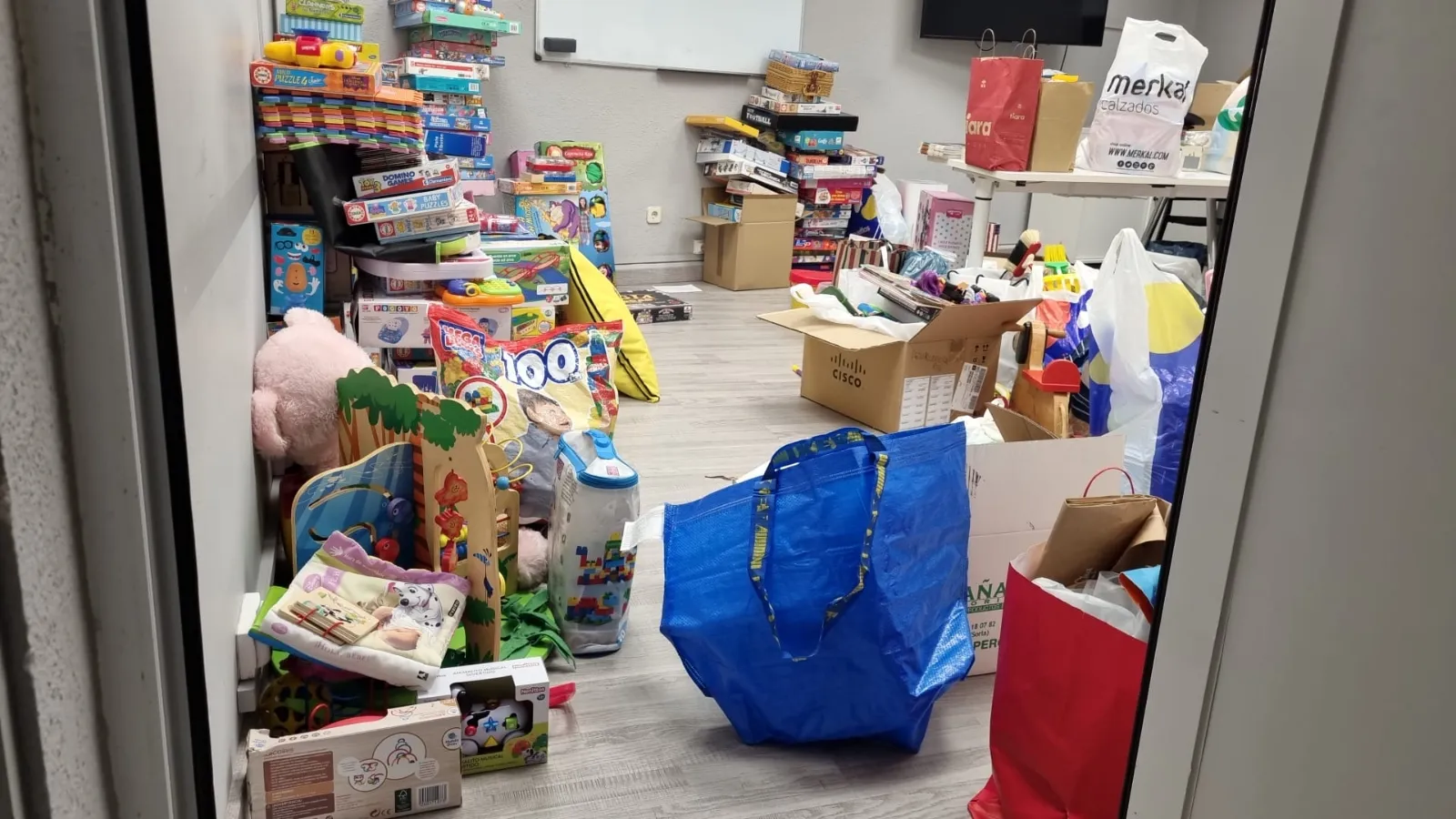 Foto 2 - Ensenia y Soria Noticias finalizan su recogida solidaria con 1.500 juguetes