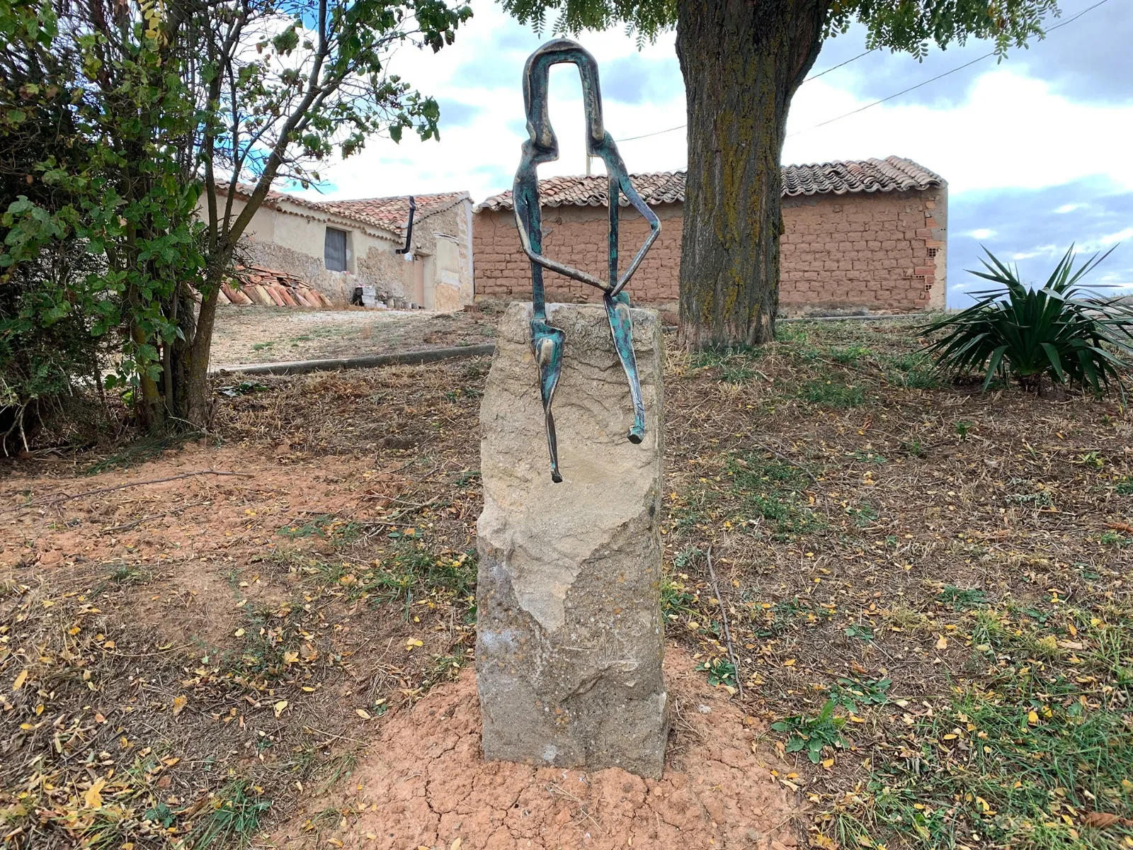 Foto 2 - El escultor soriano Miguel &Aacute;ngel S&aacute;nchez Sanz dona al museo al aire libre de Almarail la obra &ldquo;Vida cotidiana&rdquo;