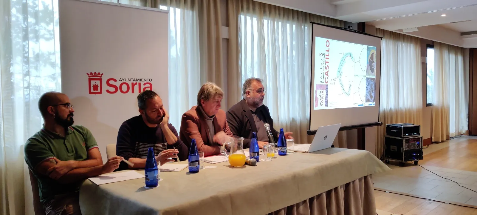 El alcalde Carlos Martínez junto a Fernando Cobos, responsable del plan director de la muralla, y los arqueólogos Luis Alejandro García y Olmo de Diego.