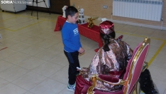 Fotos: los Pajes de los Reyes Magos reciben a decenas de ni&ntilde;os en Golmayo