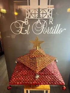 Imágenes del arbol de Navidad con chapas de cerveza @arribas26