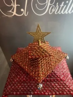 Imágenes del arbol de Navidad con chapas de cerveza @arribas26
