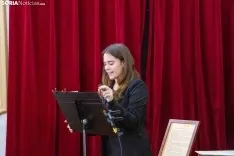 La ganadora, dando lectura a su texto /EAR.