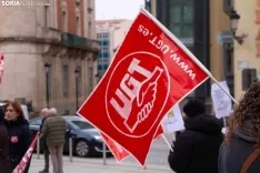 Concentración de UGT frente a la Diputación por el convenio de limpieza. /SN