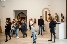 Refugiados ucranianos en El Burgo de Osma en su visita a la catedral. /María Ferrer