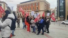 Concentración de UGT frente a la Diputación por el convenio de limpieza. /SN