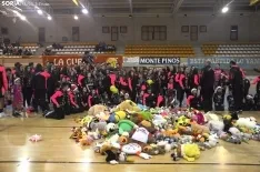 Lluvia de peluches Sporting Santo Domingo. /SN