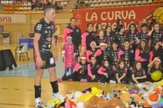 Lluvia de peluches Sporting Santo Domingo. /SN
