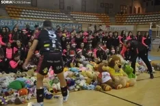 Lluvia de peluches Sporting Santo Domingo. /SN